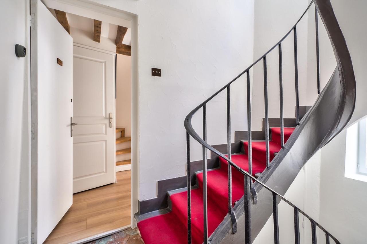 New Mezzanine In The Heart Of * París